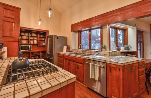 Lincoln Park House | Sunset Cove – Stunning Tahoe Retreat for 8, Short Walk to Lakeshore!