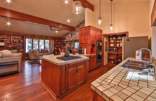 Lincoln Park House | Sunset Cove – Stunning Tahoe Retreat for 8, Short Walk to Lakeshore!
