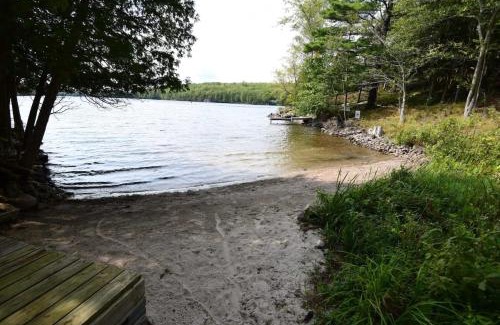 Frontenac House | Sunset Cove Waterfront nature retreat with bunkie