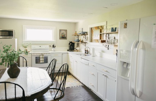 Columbia House | Sunset Farmhouse: A Serene Retreat with Panoramic Views and Relaxing Porch