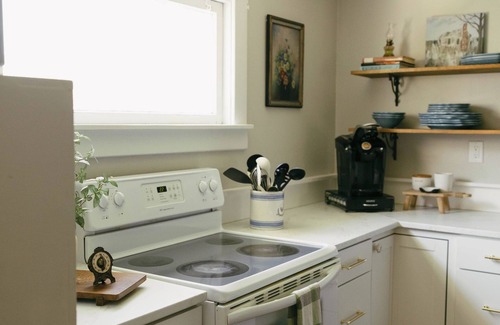 Columbia House | Sunset Farmhouse: A Serene Retreat with Panoramic Views and Relaxing Porch