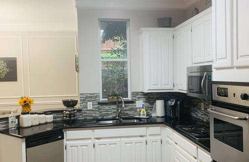 Rockwall House | Sunset Hill Haven: Relaxing balcony & Backyard, short walk to Rockwall Harbor