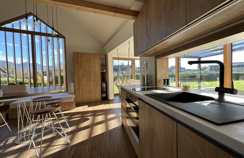 Sencur House | Sunset Holiday Home with Hot tub and terrace