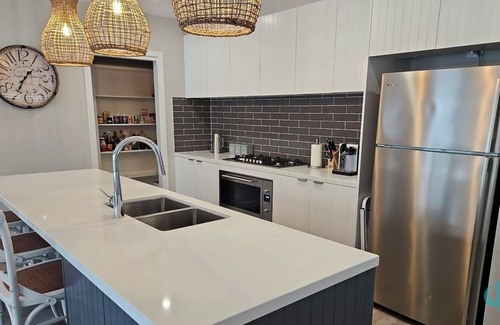 Swansea House | Sunset Lakeview - private pool and lakeviews