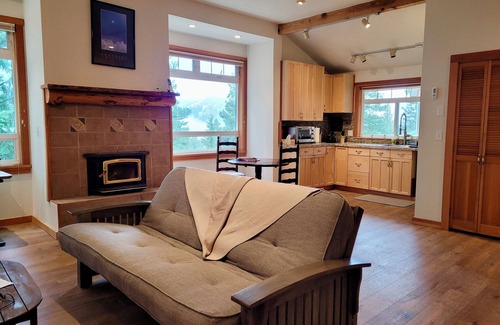 Winthrop Apartment | Sunset Loft-Dog friendly Studio Apt for Extended Stays in the Methow Valley