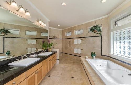 Princeville House | SUNSET PALMS Pool, Tennis, AC Minutes to Beach