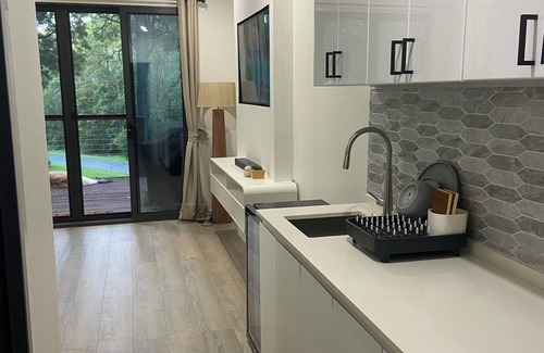 Boyland Cabin | Sunset Ridge - King Bed Cabin nestled at the base of Tamborine Mountain.