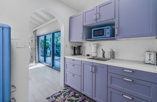 Estate Bakkero Villa | Sunset Sanctuary: Gorgeous 5br w/huge pool/deck & lots of space!