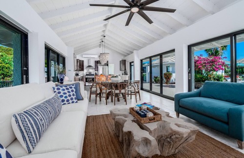 Estate Bakkero Villa | Sunset Sanctuary: Gorgeous 5br w/huge pool/deck & lots of space!