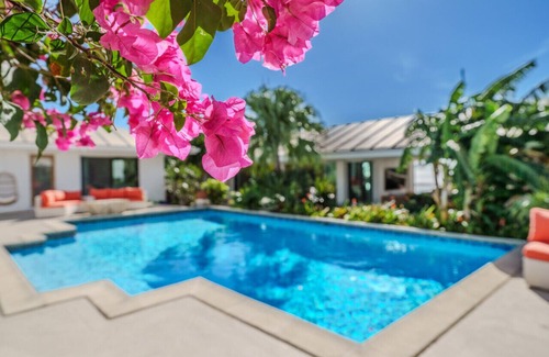 Estate Bakkero Villa | Sunset Sanctuary: Gorgeous 5br w/huge pool/deck & lots of space!