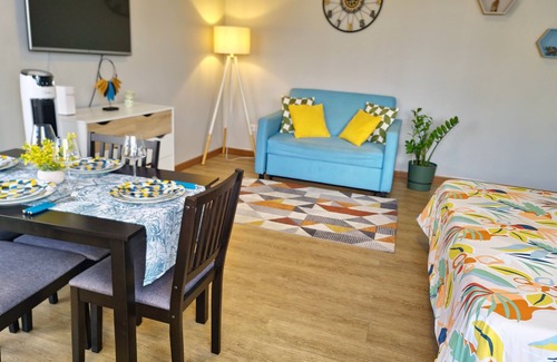 Flic-en-Flac Apartment | Sunset Sanctuary Retreats, 30 meters from the Beach with Pool and 5G WiFi