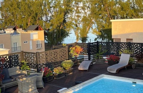 Flic-en-Flac Apartment | Sunset Sanctuary Retreats, 30 meters from the Beach with Pool and 5G WiFi