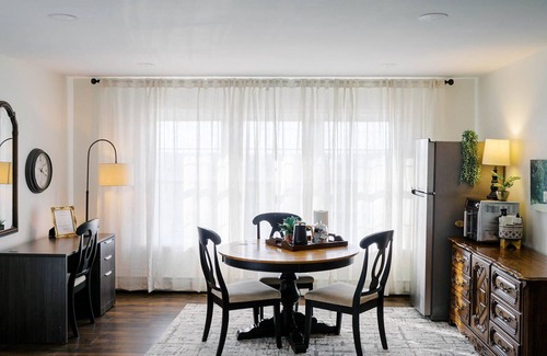 Mount Aetna Apartment | Sunset Serenity Suite