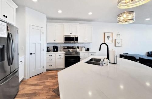 Arnolds Park Apartment | Sunset Shores 4BR Lake Escape Family Friendly