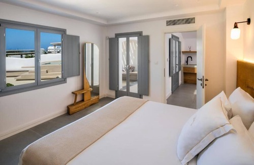Akrotiri Hotel | Sunset Superior Suite with outdoor Hot Tub