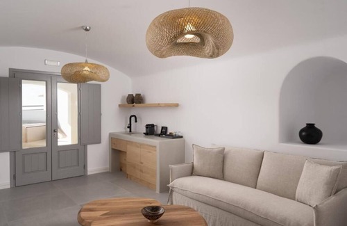Akrotiri Hotel | Sunset Superior Suite with outdoor Hot Tub
