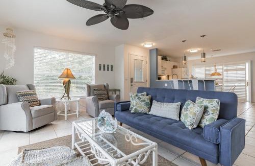 Englewood Apartment | Sunset Views Steps From The Beach Duplex