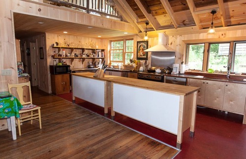 Jefferson Cabin | SunsetLodge Rustic Lakeside Cabins & Lodge with Sunset Views for Reunions/Groups