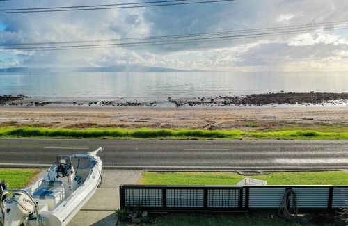 Ngarimu Bay House | Sunsets by the Beach | Waterfront | Sleeps 8