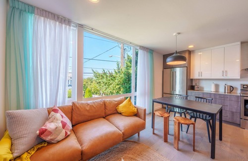 North Beacon Hill House | Sunsets, Mountains and Bay Magic, fire pit & BBQ oRooftop Delight!