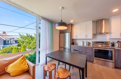 North Beacon Hill House | Sunsets, Mountains and Bay Magic, fire pit & BBQ oRooftop Delight!