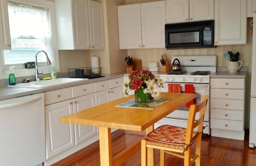 Bayside House | Sunsets on the Bay- Save $$$ includes Holidays see Super Prices on Vrbo Calendar
