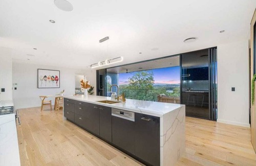 Murrumba Downs House | Sunsets views by the infinity pool overlooking a Koala Eucalyptus Reserve.