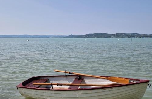 Szantod House | Sunshine Beach House, DIREKT AM SEE, eigenes BOOT, Garten, Grill, WLAN