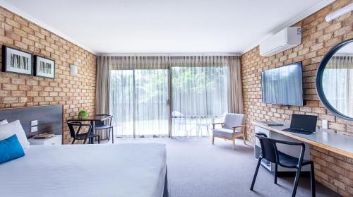 Woombye Hotel | Sunshine Coast Motor Lodge