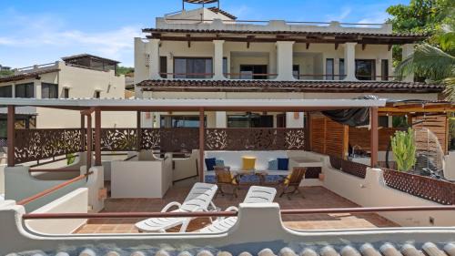 Coco Sunset Hills House | Sunshine Escape With A Rooftop Patio