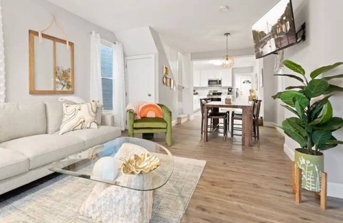 Frederick House | Sunshine House -Cheerful 2BR/2.5Bath Detached Home