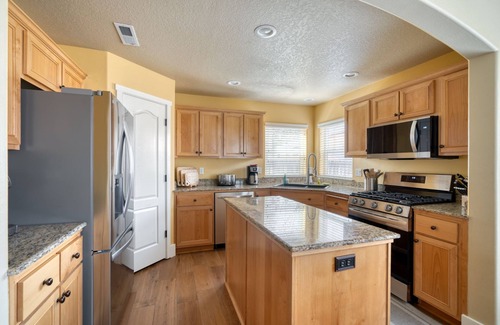 Old Farm District House | Sunshine Retreat - Hot Tub & Game Room &BBQ &AC close to Old Mill
