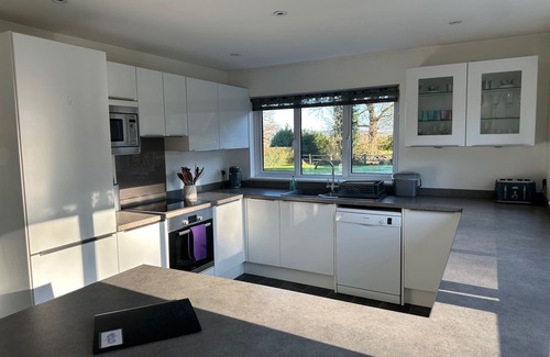Cranleigh House | Super 2000sq ft Self-Contained Guest House