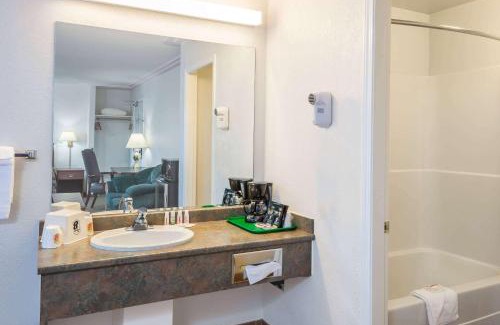 100 Mile House Hotel | Super 8 by Wyndham 100 Mile House