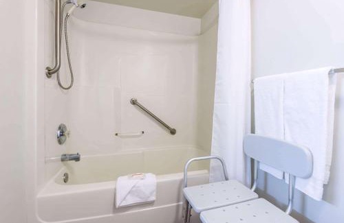 100 Mile House Hotel | Super 8 by Wyndham 100 Mile House