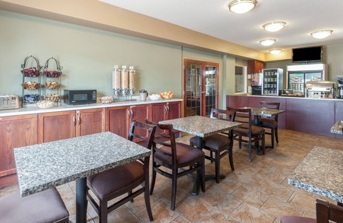 Fort Saskatchewan Hotel | Super 8 by Wyndham Fort Saskatchewan