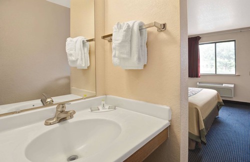 Westside Hotel | Super 8 by Wyndham Albuquerque West/Coors Blvd