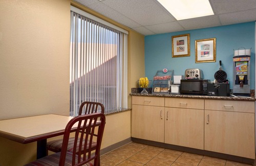 Swede Hill Hotel | Super 8 by Wyndham Austin Downtown/Capitol Area