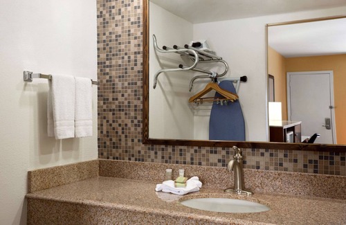 Swede Hill Hotel | Super 8 by Wyndham Austin Downtown/Capitol Area