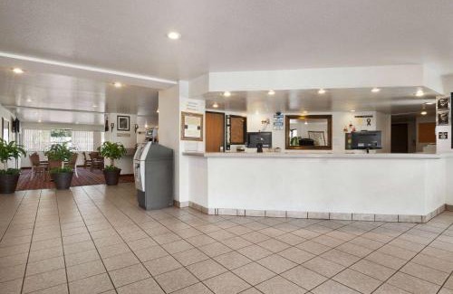 Georgian Acres Hotel | Super 8 by Wyndham Austin North/University Area