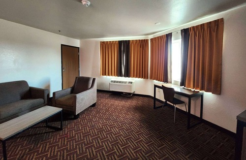 Georgian Acres Hotel | Super 8 by Wyndham Austin North/University Area