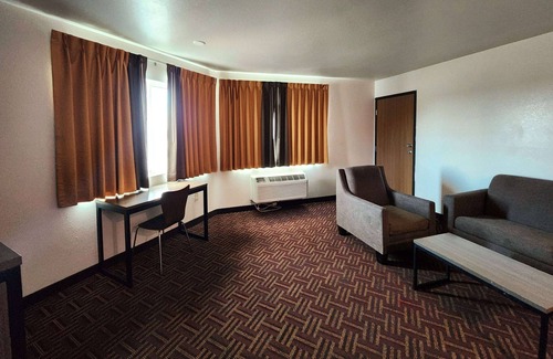 Georgian Acres Hotel | Super 8 by Wyndham Austin North/University Area