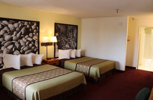 West Park Community Hotel | Super 8 by Wyndham Bakersfield/Central