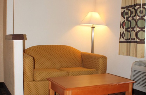 Beaumont Hotel | Super 8 by Wyndham Beaumont I-10 South/College St