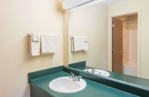 Centerville Hotel | Super 8 by Wyndham Centerville-Richmond
