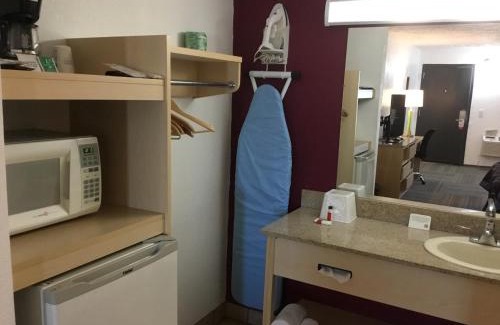 Moore Hotel | Super 8 by Wyndham City of Moore