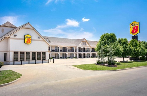 Moore Hotel | Super 8 by Wyndham City of Moore