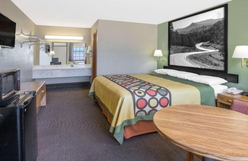 Clarksville Hotel | Super 8 by Wyndham Clarksville AR