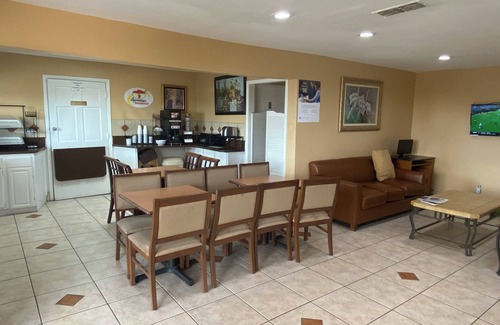 Decatur Hotel | Super 8 by Wyndham Decatur Texas