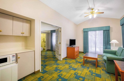 Eagle Pass Hotel | Super 8 by Wyndham Eagle Pass